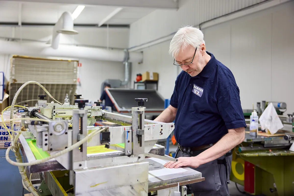Screentryck av paneler i Aluscreens produktion i Västerås