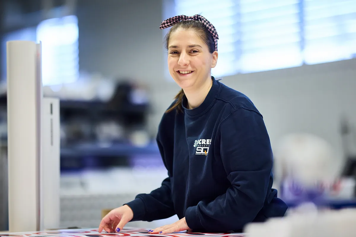 Operatör hanterar tryckta etiketter hos Swedish Quality Labels i Västerås
