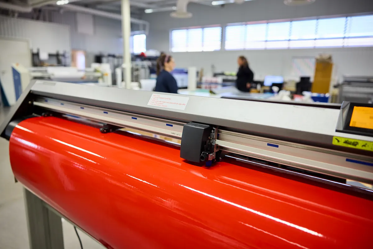 Skärplotter med folierulle i Aluscreens produktion i Västerås